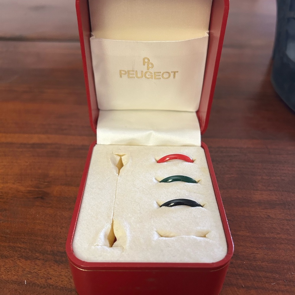 Peugeot Red and Green Rings